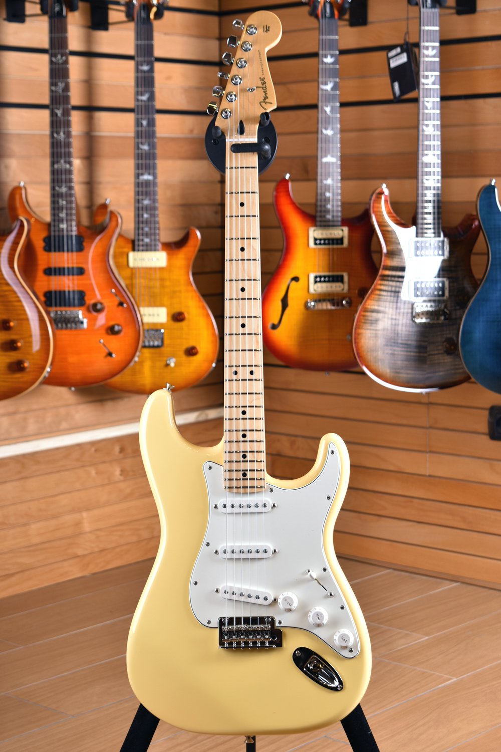 Fender Player Series Stratocaster Maple Neck Buttercream | Centro Fender Player Series Stratocaster Maple Neck Buttercream | Centro