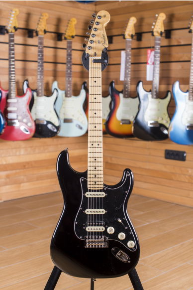 Fender American Pro Standard Stratocaster HSS Maple Fingerboard Black