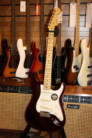 Fender American Standard Stratocaster Maple Fingerboard Bordeaux Metallic