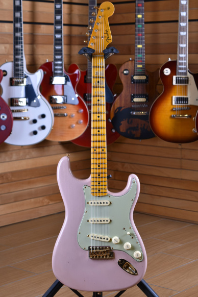Fender Custom Shop Limited Edition Bone Tone Stratocaster '62 Journeyman Relic Maple Neck Dirty Shell Pink