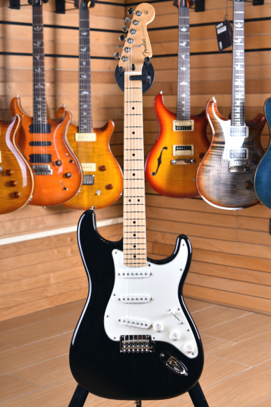 Fender Player Series Stratocaster Maple Fingerboard  Black