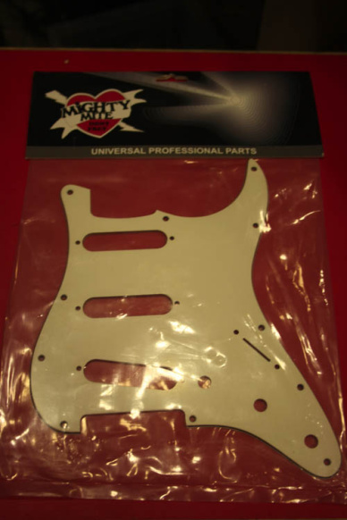 MIghty Mite 5308USAW SSS Stratocaster 3 Poly Aged White Pickguard