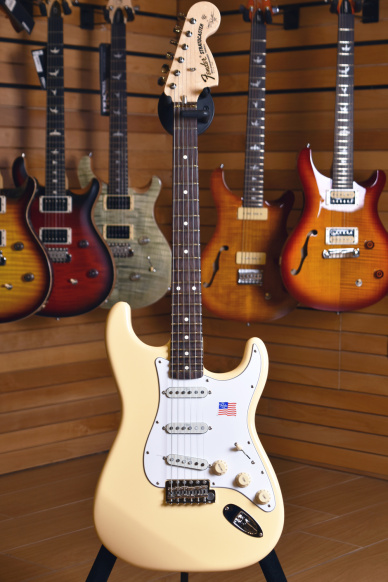 Fender Artist Series Yngwie Malmsteen Stratocaster Scalloped Rosewood Fingerboard Vintage White 2018