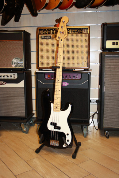 Fender Mexico Standard Precision Bass Maple Neck Black