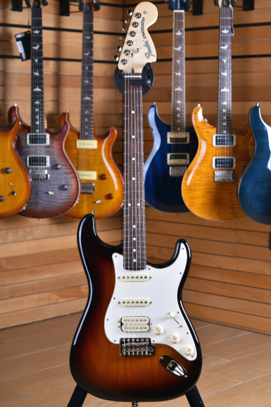 Fender American Performer Stratocaster HSS Rosewood Fingerboard 3 Tone Sunburst