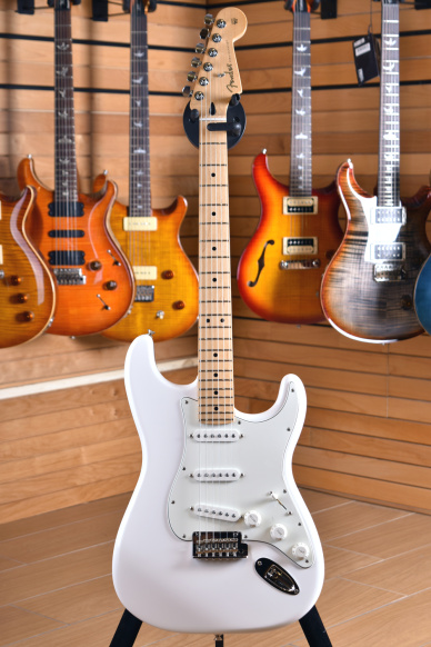 Fender Player Series Stratocaster Maple Fingerboard Polar White