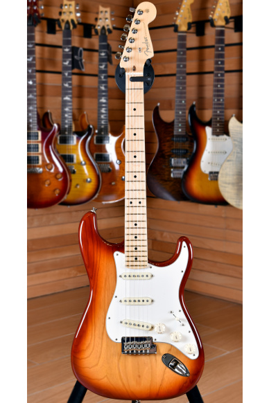 Fender American Professional 2017 Stratocaster Maple Fingerboard Sienna Sunburst