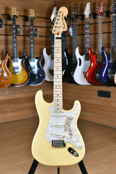 Fender Deluxe Roadhouse Stratocaster Maple Fingerboard Vintage White