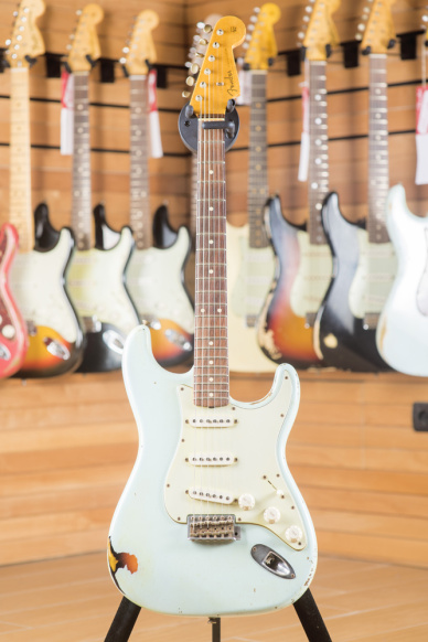 Fender Custom Shop Stratocaster '62 Heavy Relic Sonic Blue 3 Tone Sunburst