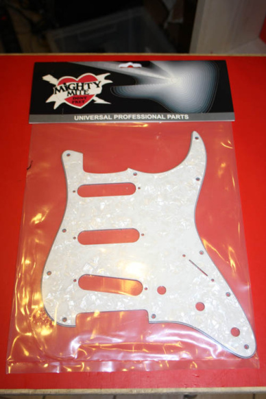 MIghty Mite 5903USW Stratocaster SSS Perloid 4 Poly Pickguard