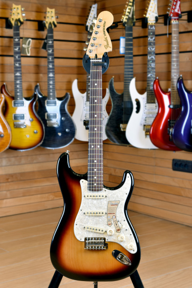Fender Deluxe Roadhouse Stratocaster Rosewood Fingerboard 3 Color Sunburst