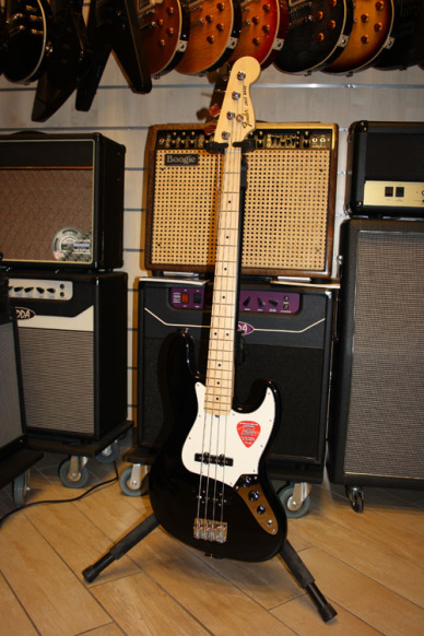 Fender American Special Jazz Bass Maple Fingerboard Black