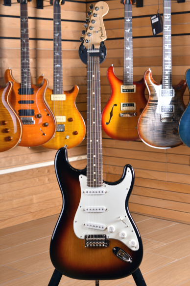 Fender Player Series Stratocaster Pau Ferro Fingerboard 3 Color Sunburst