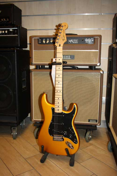 Fender FSR Standard Stratocaster Maple Neck Satin Blaze Gold
