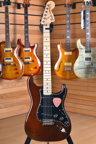 Fender American Special Stratocaster Maple Fingerboard Walnut