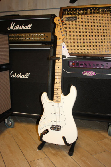 Fender Mexico Standard Stratocaster Maple Neck Artic White Lefty