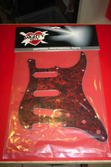 MIghty Mite 5303USTS Stratocaster SSS Tortoise Shell Pickguard