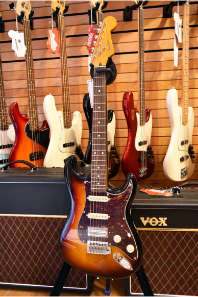 Fender Modern Player Stratocaster SS (Short Scale) Rosewood Fingerboard 3 Color Sunburst