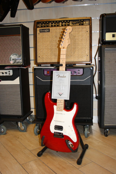 Fender Custom Shop Custom Deluxe Stratocaster Flame Maple Top Maple Neck Candy Red 2011