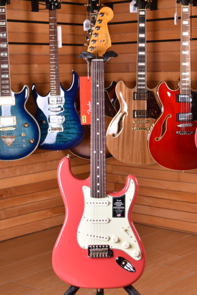 Chitarra Elettrica Rossa Con L'amore Di Parola E Cuore Su Un Woode Scuro Immagine Stock
